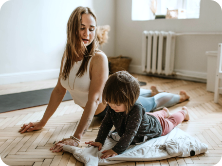 Madre e hija ejercitándose juntas